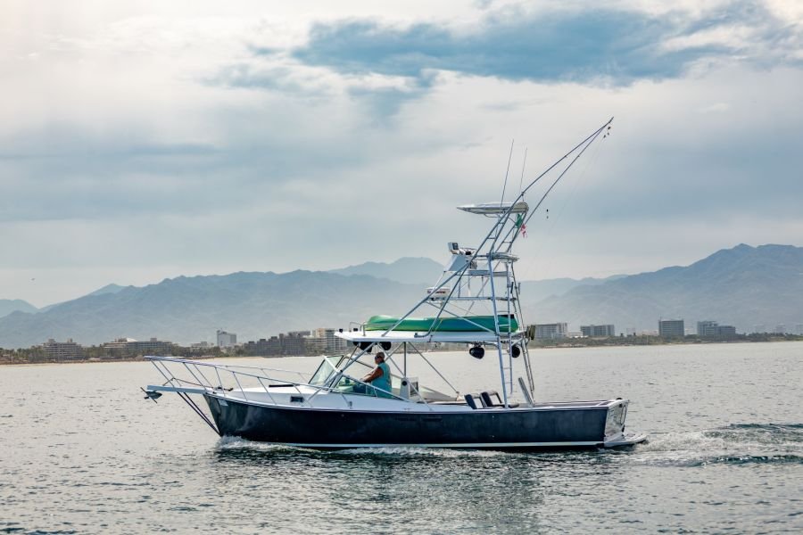 Guanatuna idling on calm water off Nuevo Vallarta