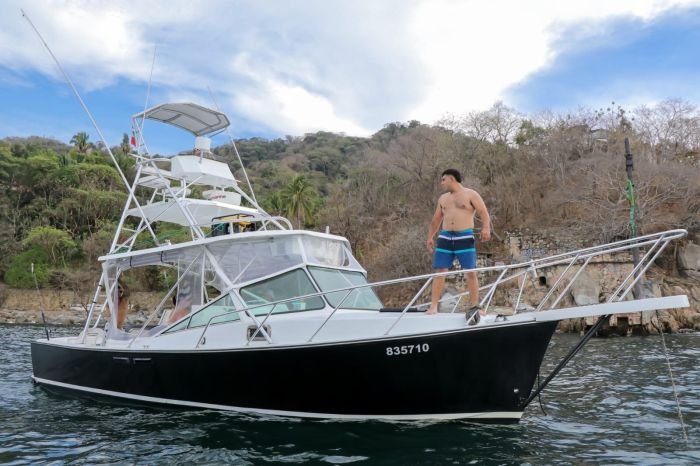 Guanatuna anchored in a quiet cove for a swim stop
