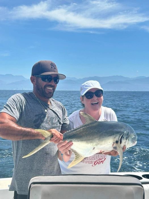 A couple with their jack crevalle aboard Guanatuna