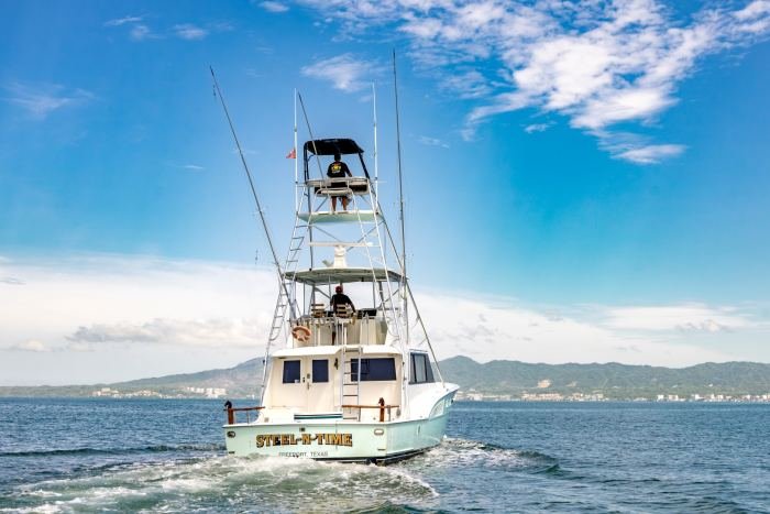 Steel n Time from astern, crew in the tuna tower